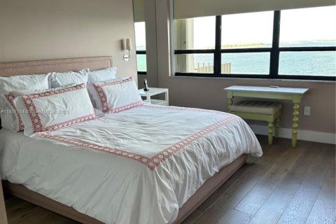 Condominio en alquiler en Miami, Florida, 3 dormitorios, 242.85 m2 № 1958155 - foto 3