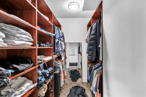 Condo in Pembroke Pines, Florida, 2 bedrooms  № 2020623 - photo 13