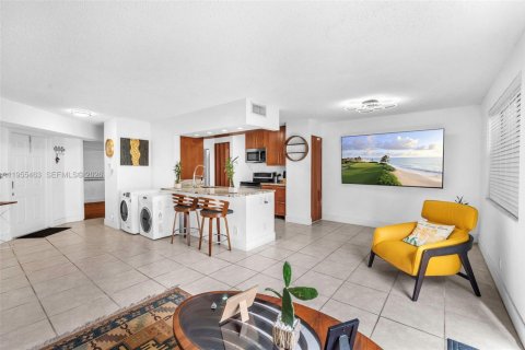 Condo in Pembroke Pines, Florida, 2 bedrooms  № 2020623 - photo 6