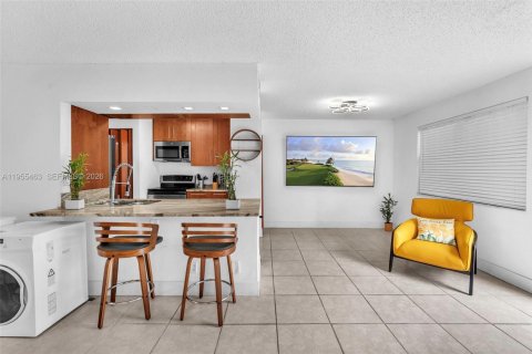 Condo in Pembroke Pines, Florida, 2 bedrooms  № 2020623 - photo 5