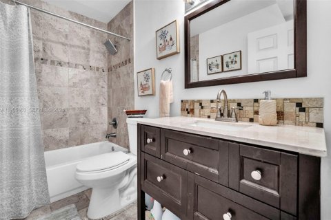 Condo in Pembroke Pines, Florida, 2 bedrooms  № 2020623 - photo 17