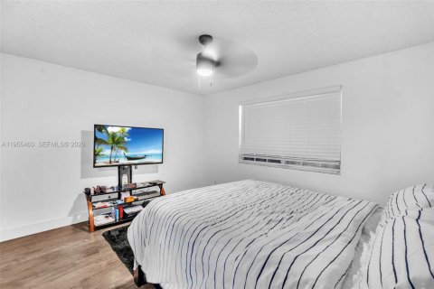 Condo in Pembroke Pines, Florida, 2 bedrooms  № 2020623 - photo 15