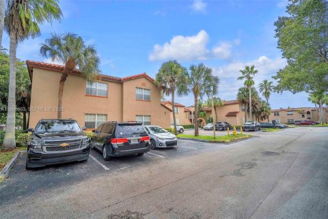 Condo in Pembroke Pines, Florida, 2 bedrooms  № 2020623 - photo 23