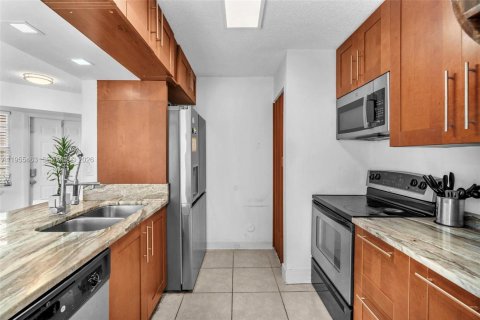 Condo in Pembroke Pines, Florida, 2 bedrooms  № 2020623 - photo 10