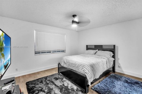 Condo in Pembroke Pines, Florida, 2 bedrooms  № 2020623 - photo 14