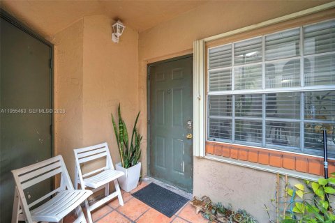 Condo in Pembroke Pines, Florida, 2 bedrooms  № 2020623 - photo 3
