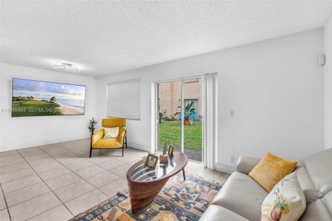 Condo in Pembroke Pines, Florida, 2 bedrooms  № 2020623 - photo 7