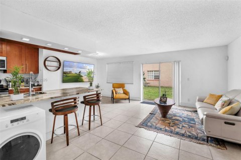 Condo in Pembroke Pines, Florida, 2 bedrooms  № 2020623 - photo 8
