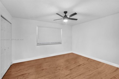 Condo in Pembroke Pines, Florida, 2 bedrooms  № 2020623 - photo 12