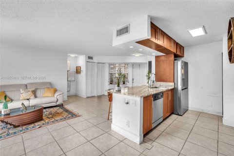 Condo in Pembroke Pines, Florida, 2 bedrooms  № 2020623 - photo 4