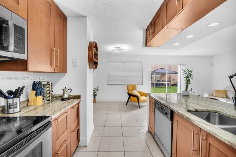 Condo in Pembroke Pines, Florida, 2 bedrooms  № 2020623 - photo 11