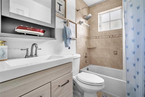 Condo in Pembroke Pines, Florida, 2 bedrooms  № 2020623 - photo 16