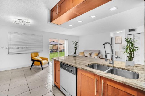 Condo in Pembroke Pines, Florida, 2 bedrooms  № 2020623 - photo 9