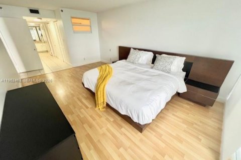 Condo in Miami, Florida, 1 bedroom  № 2006679 - photo 11