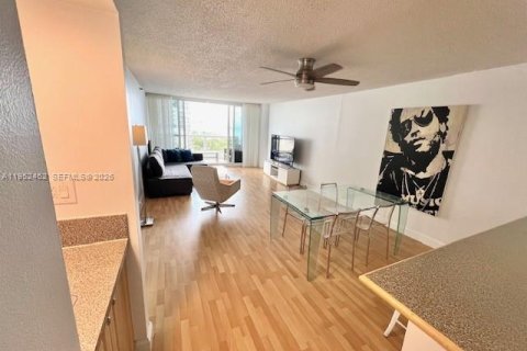 Condo in Miami, Florida, 1 bedroom  № 2006679 - photo 8