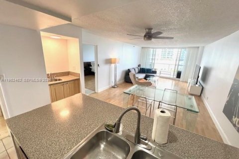 Condo in Miami, Florida, 1 bedroom  № 2006679 - photo 3