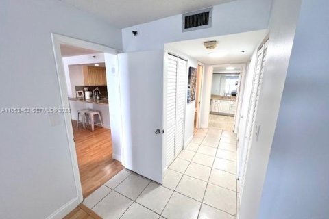 Condo in Miami, Florida, 1 bedroom  № 2006679 - photo 15