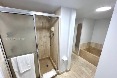 Condo in Miami, Florida, 1 bedroom  № 2006679 - photo 21