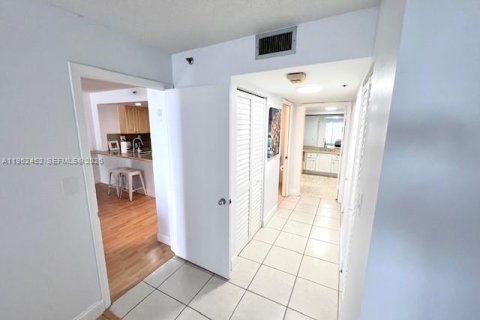 Condo in Miami, Florida, 1 bedroom  № 2006679 - photo 14