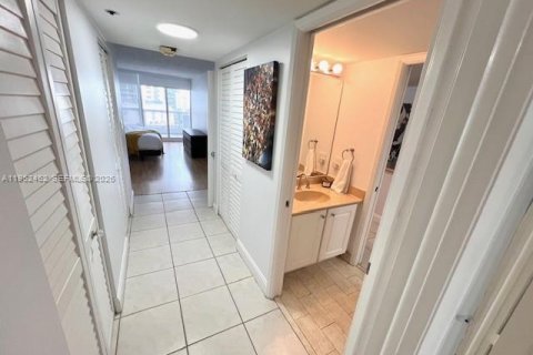 Condo in Miami, Florida, 1 bedroom  № 2006679 - photo 19