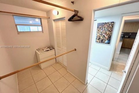 Condo in Miami, Florida, 1 bedroom  № 2006679 - photo 17