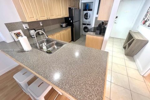 Condo in Miami, Florida, 1 bedroom  № 2006679 - photo 27