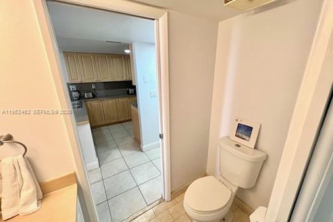 Condo in Miami, Florida, 1 bedroom  № 2006679 - photo 25