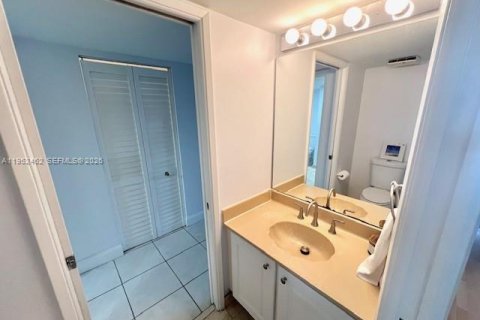 Condo in Miami, Florida, 1 bedroom  № 2006679 - photo 26