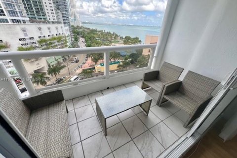 Condo in Miami, Florida, 1 bedroom  № 2006679 - photo 2