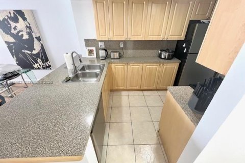 Condo in Miami, Florida, 1 bedroom  № 2006679 - photo 29