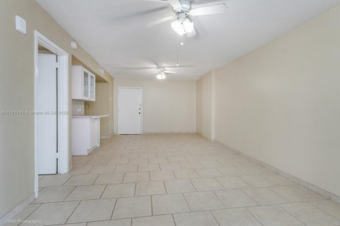 Condo in Miami Beach, Florida, 1 bedroom  № 1861907 - photo 6