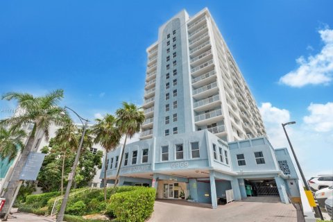 Condo in Miami Beach, Florida, 1 bedroom  № 1861907 - photo 2