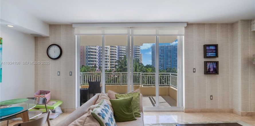 Кондоминиум с 3 спальнями в Ки-Бискейн, Флорида № 1992310