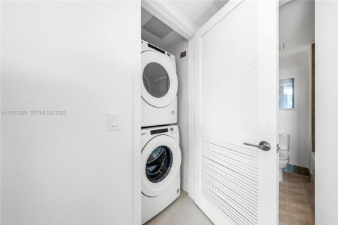 Condo in Miami, Florida, 1 bedroom  № 1991274 - photo 12