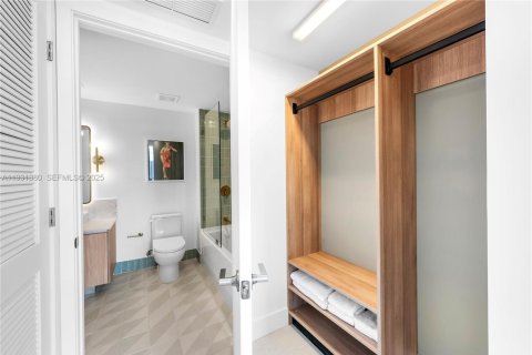 Condo in Miami, Florida, 1 bedroom  № 1991274 - photo 9