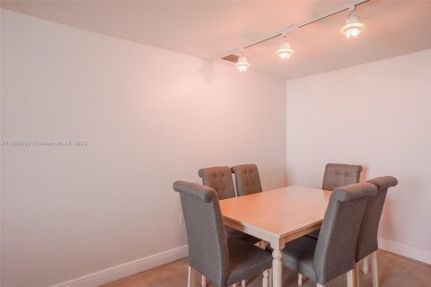 Купить кондоминиум в Майами, Флорида 2 спальни, 99.31м2, № 1792405 - фото 14