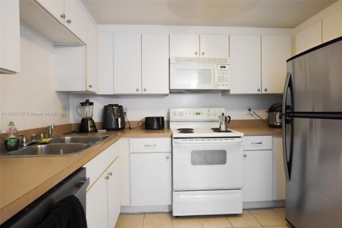 Купить кондоминиум в Майами, Флорида 2 спальни, 99.31м2, № 1792405 - фото 10