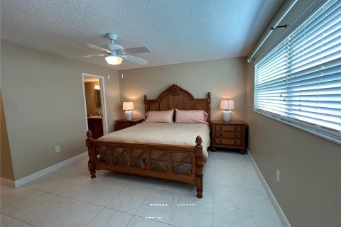 Condo in Bradenton, Florida, 2 bedrooms № 2102358 - photo 11