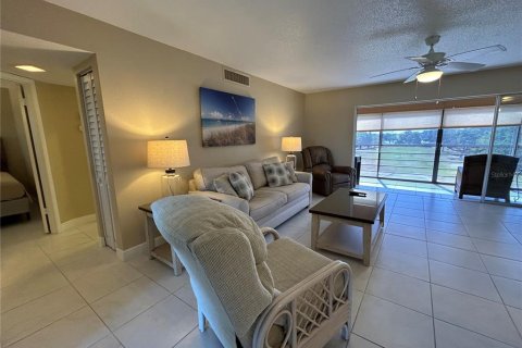 Condo in Bradenton, Florida, 2 bedrooms № 2102358 - photo 8