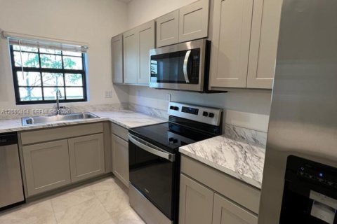 Купить таунхаус в Флорида-Сити, Флорида 3 спальни, 136.19м2, № 2067468 - фото 2