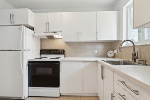 Appartement à louer à Miami, Floride: 2 chambres, 302.21 m2 № 1968758 - photo 9