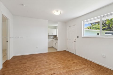 Appartement à louer à Miami, Floride: 2 chambres, 302.21 m2 № 1968758 - photo 2