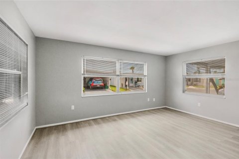 House in Largo, Florida 2 bedrooms, 126.9 sq.m. № 1832090 - photo 8