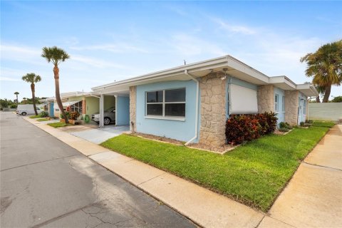 House in Largo, Florida 2 bedrooms, 126.9 sq.m. № 1832090 - photo 1