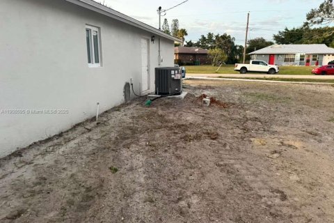 Villa ou maison à vendre à Port St. Lucie, Floride: 4 chambres, 222.97 m2 № 1966227 - photo 10