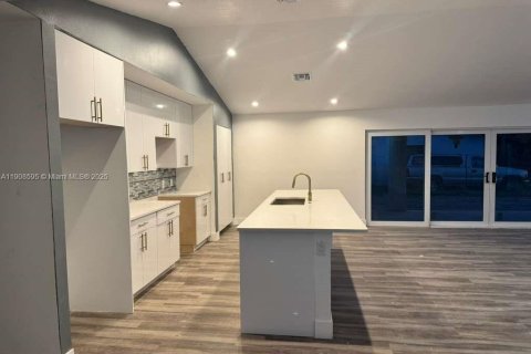 Villa ou maison à vendre à Port St. Lucie, Floride: 4 chambres, 222.97 m2 № 1966227 - photo 2