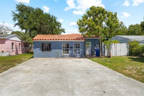 Casa en venta en North Miami Beach, Florida, 3 dormitorios, 165.18 m2 № 1940220 - foto 1