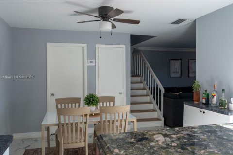 Townhouse in Palm Springs, Florida 3 bedrooms, 143.07 sq.m. № 1748829 - photo 11