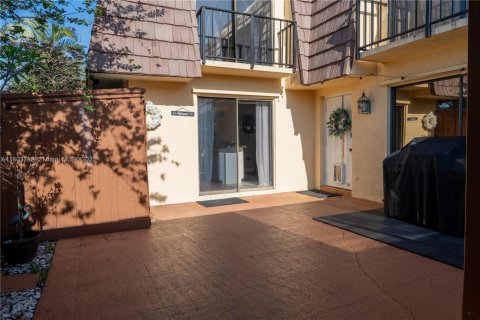 Townhouse in Palm Springs, Florida 3 bedrooms, 143.07 sq.m. № 1748829 - photo 1