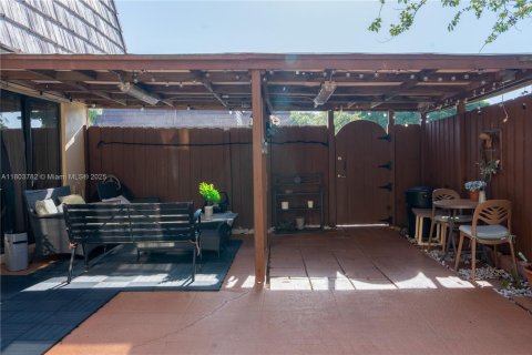 Townhouse in Palm Springs, Florida 3 bedrooms, 143.07 sq.m. № 1748829 - photo 2